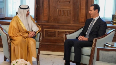 Syriens Präsident Baschar al-Assad (r) und Nayef al-Sadiri, Botschafter von Saudi-Arabien in Jordanien, bei einem Treffen in Damaskus. (Foto: Uncredited/Syrian Presidency Facebook page/AP/dpa)