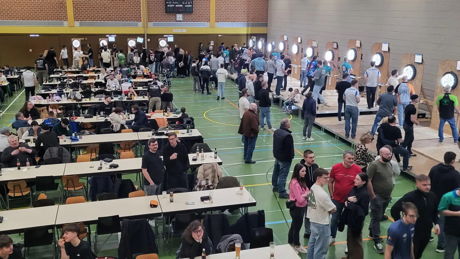 Die zehnte Auflage des Dartturniers für Hobby-Spielerinnen und -Spieler in der Wassertrüdinger Hesselberghalle erwies sich als Publikumsmagnet. (Foto: Albert Schülein)