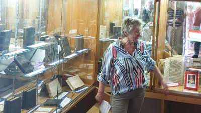 Museumsleiterin Erika Kränzlein erläuterte bei der Ausstellungseröffnung die Auswahl alter Gesangbücher. (Foto: Jürgen Eisen)