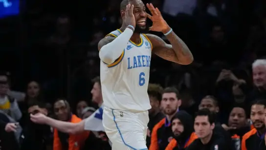 Gegen die New York Knicks holte LeBron James 28 Punkte, 11 Vorlagen und 10 Rebounds. (Foto: Frank Franklin Ii/AP/dpa)