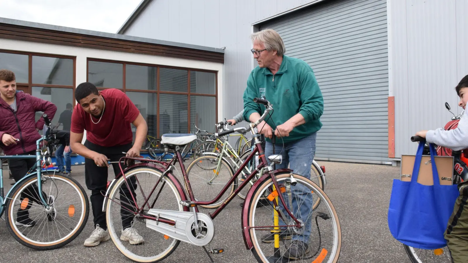 Gelungenes Teamwork: Esam al Hadad (links) und Jürgen Friedrich arbeiten eng zusammen, damit ein weiterer Drahtesel schnellstmöglich wieder einsatzbereit ist. (Foto: Philipp Zimmermann)