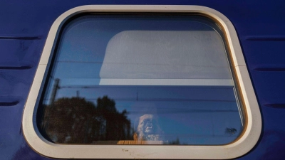 Russland attackiert immer wieder Züge in der Ukraine. (Archivbild) (Foto: Evgeniy Maloletka/AP/dpa)