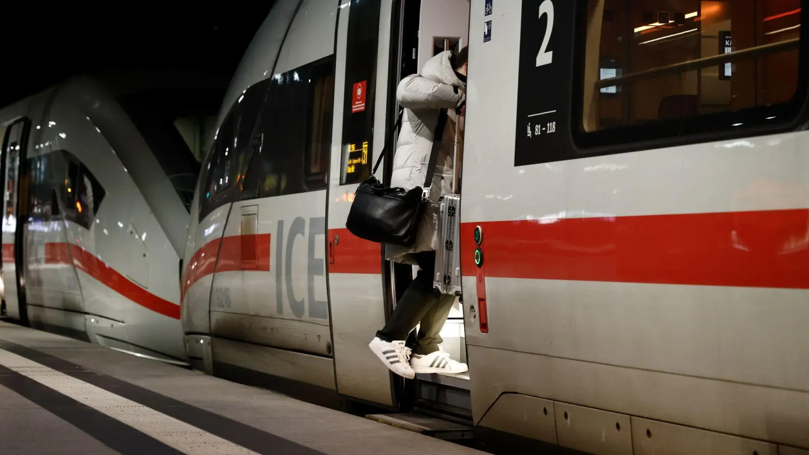Die Deutsche Bahn empfiehlt Passagieren im Zuge der Warnstreiks, online nach weniger stark nachgefragten Zügen zu schauen. (Foto: Carsten Koall/dpa)