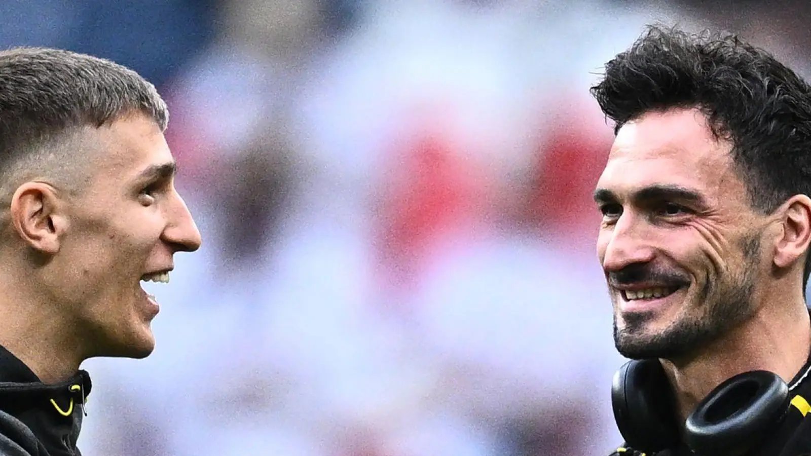 Nico Schlotterbeck (l) und Mats Hummels waren Abwehrkollegen bei Borussia Dortmund. (Archivbild) (Foto: Tom Weller/dpa)