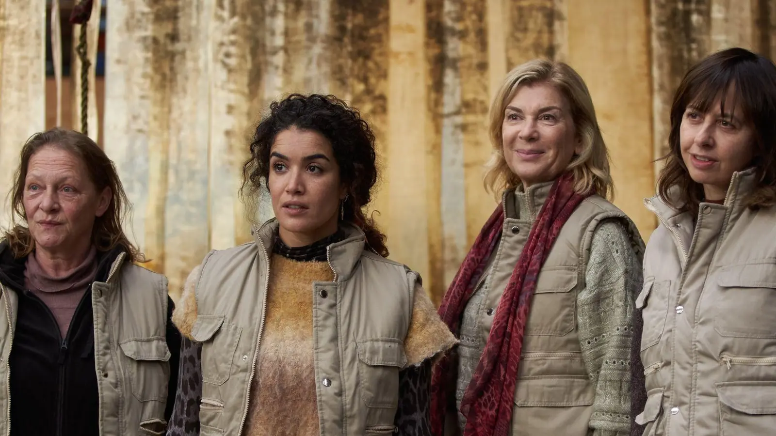 Sophia Leboutte (l-r) als Chantal, Sabrina Ouazani als Alice, Michèle Laroque als Diane und Valérie Bonneton als Suzanne in einer Szene des Films. (Foto: Jo Voets/Happy Entertainment/dpa)