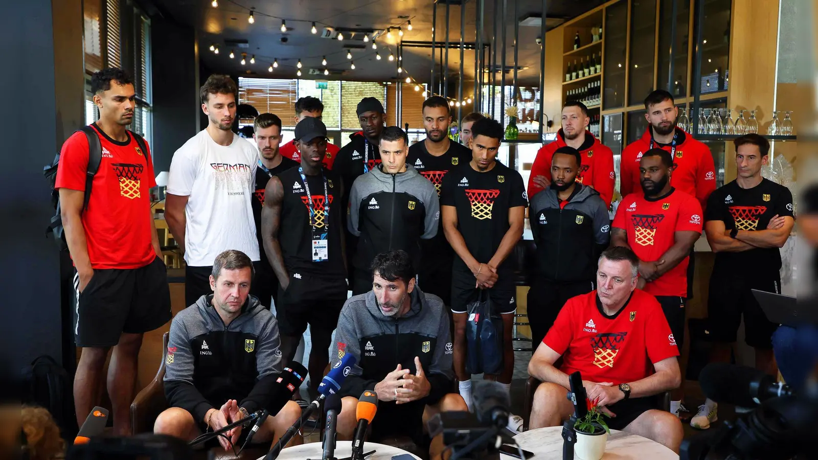 Die deutschen Basketballer haben Bundestrainer Alex Mumbru demonstrativ den Rücken gestärkt. (Foto: Matthias Stickel/dpa)