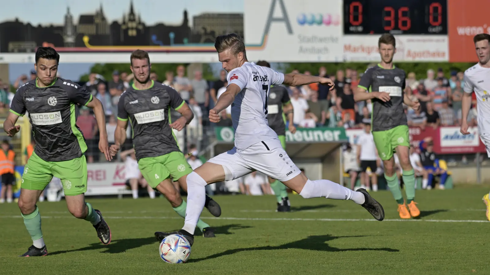 Gleich steht es 1:0: Daniel Schelhorn trifft zur Führung für Ansbach. (Foto: Martin Rügner)