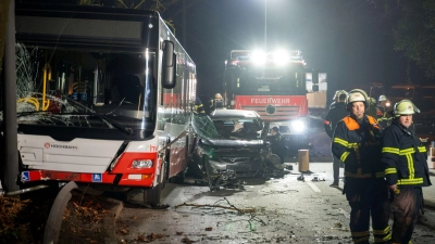 Auf der Flucht geriet der Wagen zwischen einen Linienbus und ein weiteres Fahrzeug und wurde dabei eingeklemmt. (Foto: Rene Schröder/NEWS5/dpa)