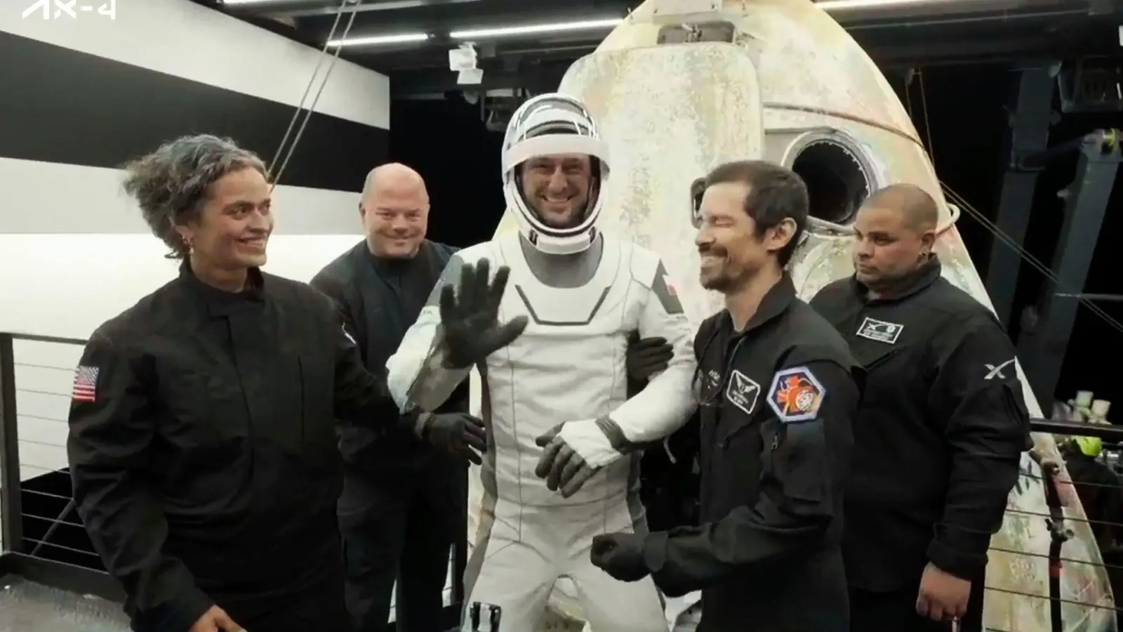 Der Pole Slawosz Uznanski-Wisniewski beim Verlassen der SpaceX-Kapsel auf einem Bergungsschiff. (Foto: Uncredited/SpaceX via AP/dpa)