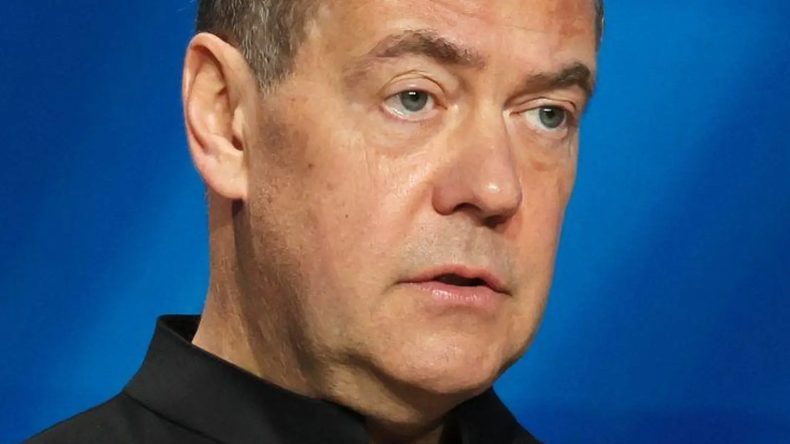 Der Vizechef des russischen nationalen Sicherheitsrates, Dmitri Medwedew, bringt als Reaktion auf die Sanktionen gegen Moskau direkte Angriffe auf deutsche Rüstungsbetriebe ins Spiel. (Archivbild) (Foto: Ekaterina Shtukina/Pool Sputnik/dpa)