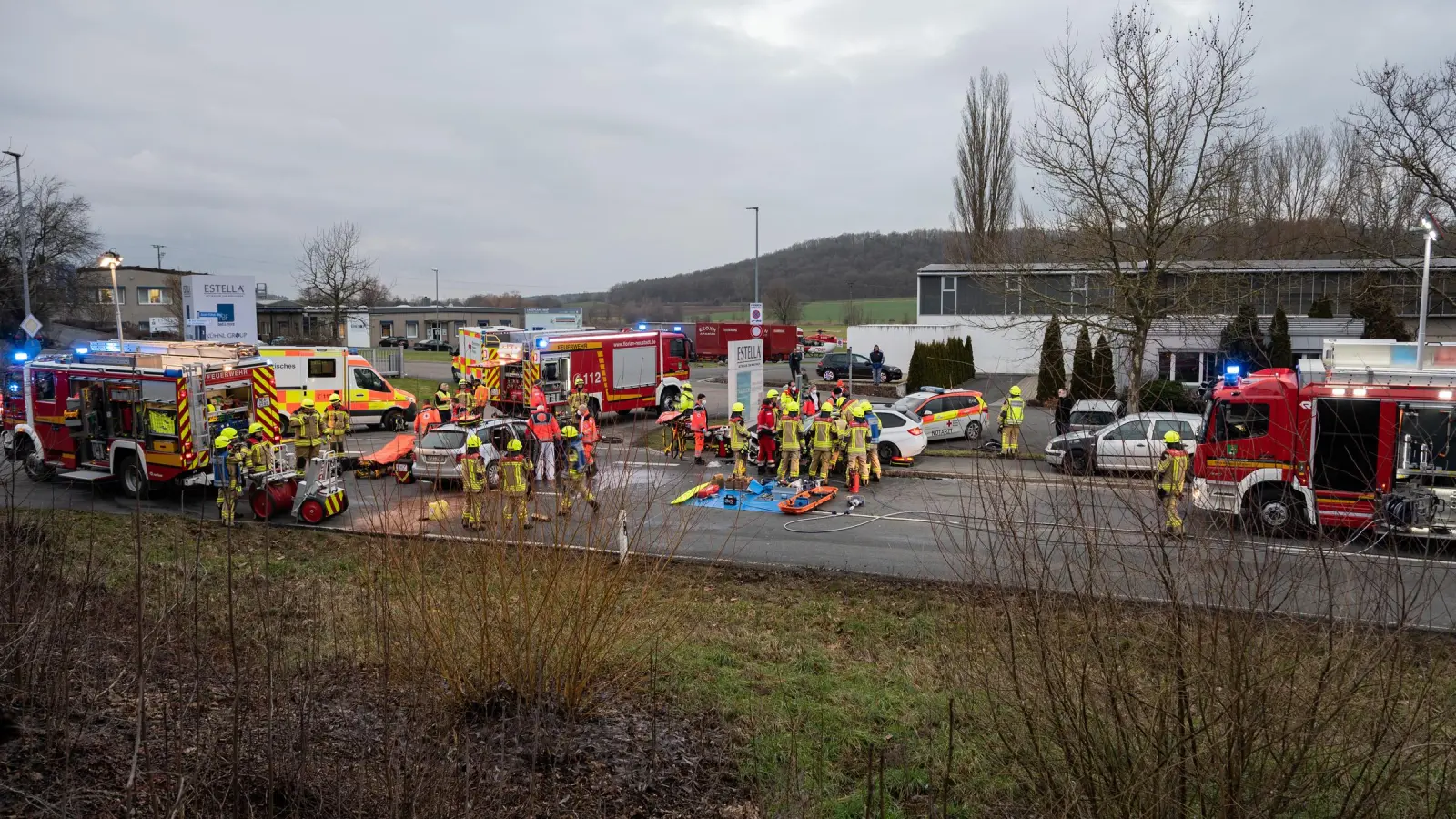 Die Feuerwehr Neustadt setzte schweres Gerät zur Bergung der eingeklemmten Person ein. (Foto: Johann Schmidt)