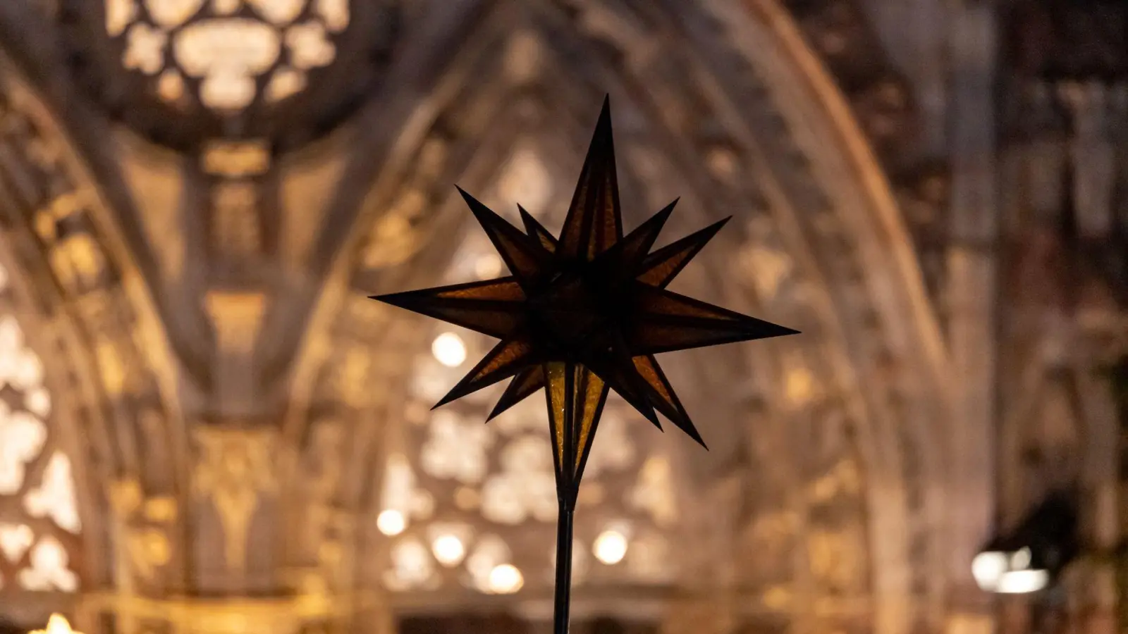 Die Nürnberger Frauenkirche ist festlich erleuchtet. (Archivbild) (Foto: Daniel Karmann/dpa)