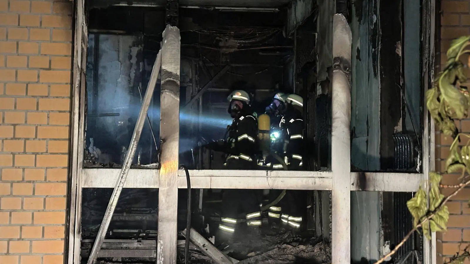 Eines der Zimmer in der Klinik brannte augenscheinlich komplett aus. (Foto: Steven Hutchings/dpa)