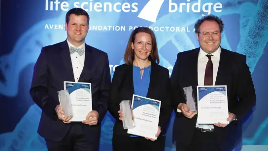 Christoph Kuppe (l-r), Melanie Schirmer und Julian Grünewald posieren mit dem Preis. (Foto: Uwe Dettmar/Aventis Foundation/dpa)