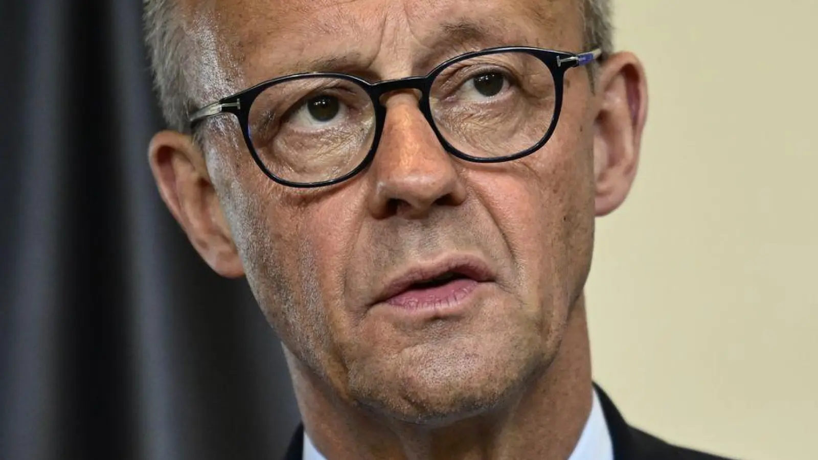 Bundeskanzler Merz hält den Verzicht auf einen Waffenstillstand in der Ukraine unter bestimmten Bedingungen für vertretbar. (Archivbild) (Foto: Fabian Sommer/dpa)