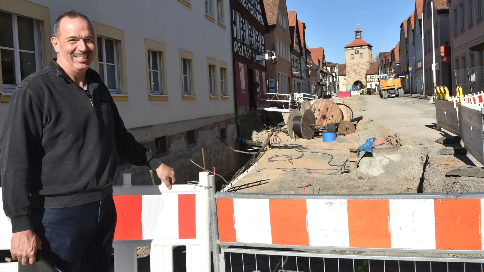 Der designierte Scheinfelder Stadtbaumeister Roland Zienert informierte über die Baustelle in der Scheinfelder Hauptstraße. Der Torturm wird Ende April denkmalprämiert. (Foto: Anita Dlugoß)