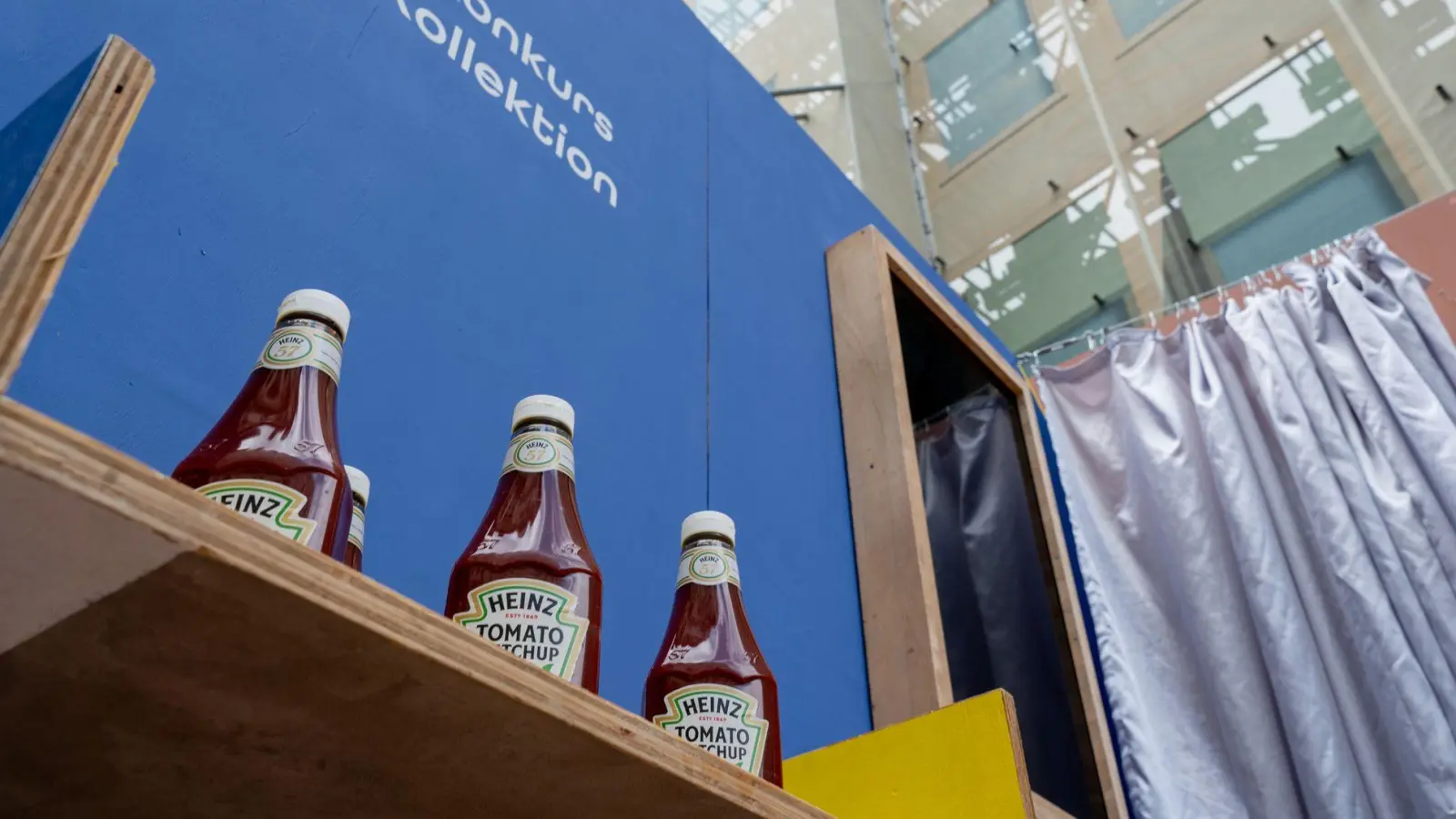 Die Ketchupflaschen sollen aus Benkos Speisekammer seines Hauses am Gardasee stammen. (Foto: Leonie Asendorpf/dpa)