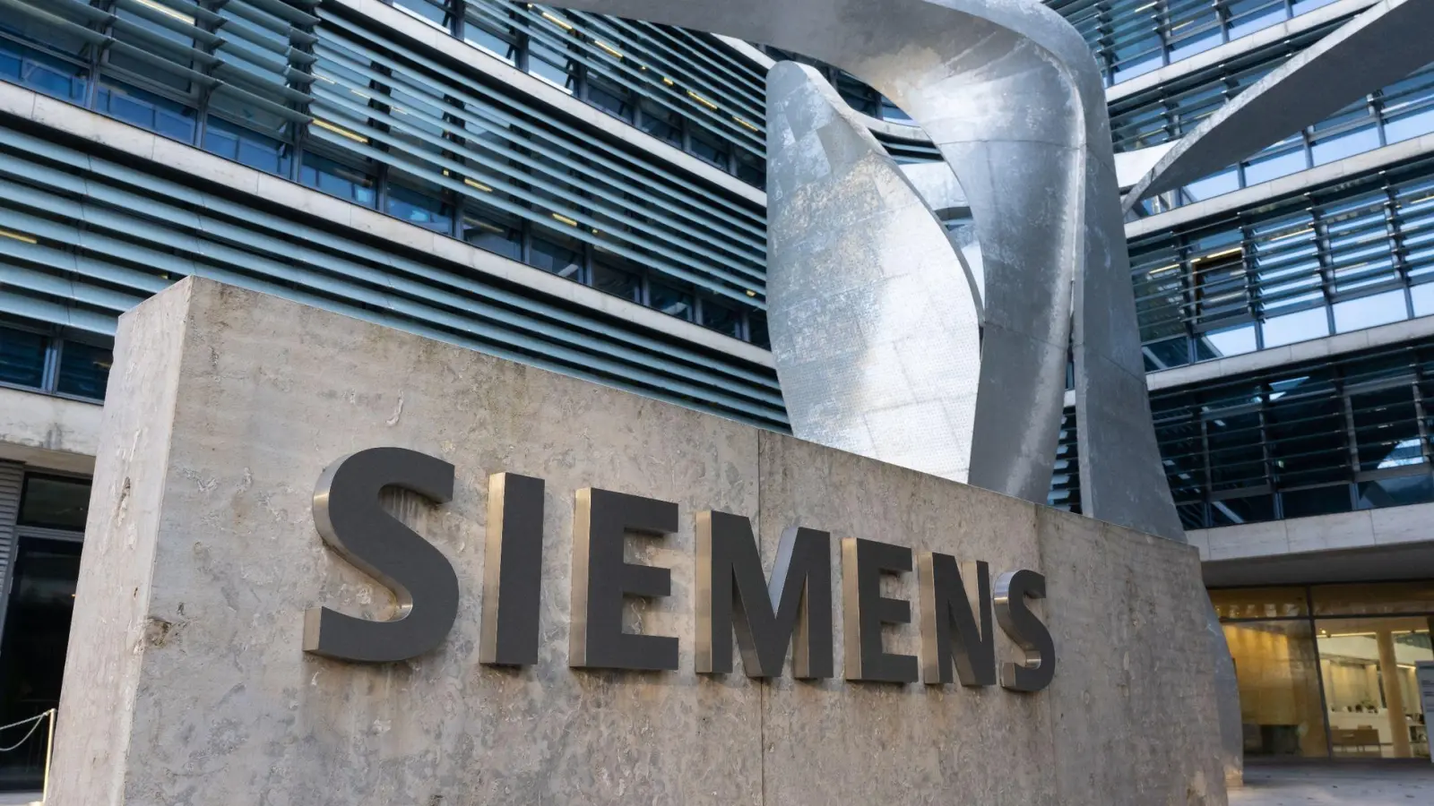 Die Firmenzentrale von Siemens in München. Das Unternehmen eröffnet einen neuen Forschungsstandort am Unicampus Garching. (Foto: Sven Hoppe/dpa/Archivbild)