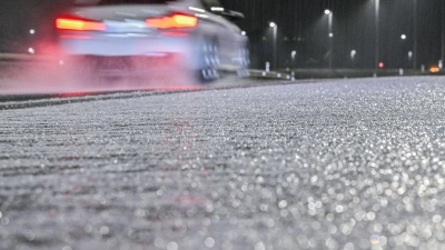 Die Polizei warnt vor glatten Straßen. (Symbolbild) (Foto: Jason Tschepljakow/dpa)