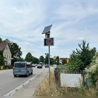 Ein fest installiertes Geschwindigkeitsmessgerät in der Neustädtleiner B25-Ortsdurchfahrt reicht laut Auffassung des Orstssprechers Jochen Mahler nicht. Der Dinkelsbühler Ortsteil fordert jetzt einen fest installierten Blitzer. (Foto: Martina Haas)