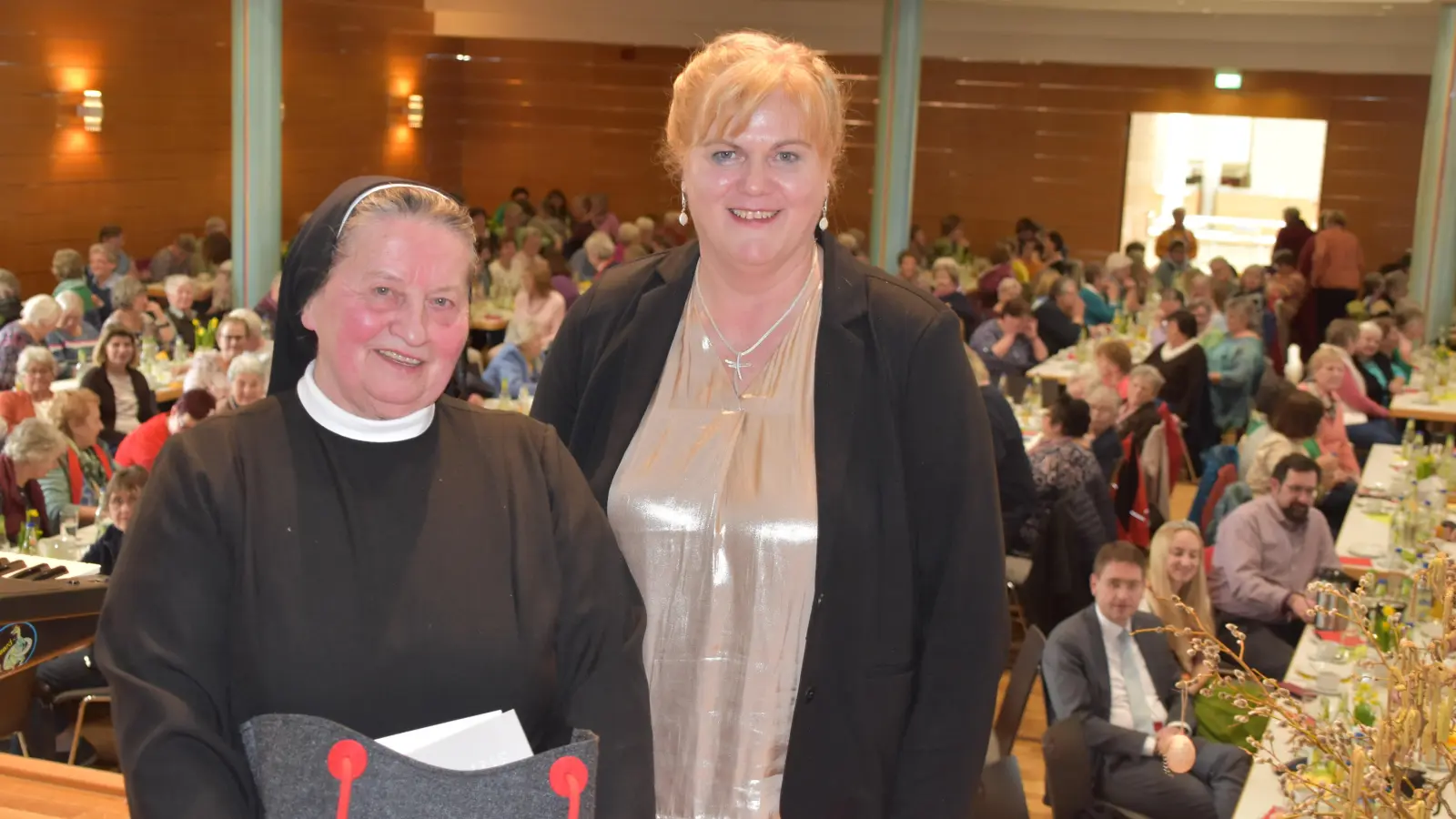 Bezirksbäuerin Christine Reitelshöfer (rechts) und die aus Herrieden stammende letzte bierbrauende Nonne Doris Engelhald beim Landfrauentag. (Foto: Fritz Arnold)