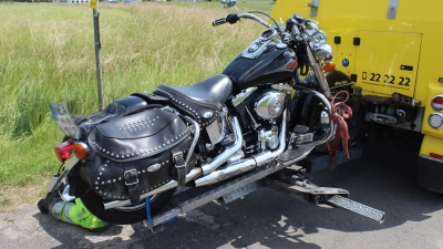 Das Motorrad wirkt auf den ersten Blick gar nicht schwer beschädigt. Der Fahrer wurde durch den Aufprall aber erheblich verletzt. (Foto: Hans-Jochen Teufel)