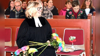Sehr bewegt nahm Kirsten Kemmerer Abschied von ihrer Pfarrstelle. (Foto: Gudrun Schwarz)