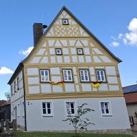 In den letzten drei Jahren wurde das alte Schulhaus neben der Kirche in Reusch zum Dorfgemeinschaftshaus umgebaut.  (Foto: Ramona Emmert)