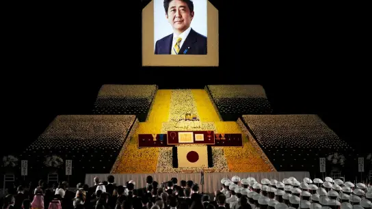 Ein riesiges Porträt erinnert an den ermordeten Ex-Ministerpräsidenten Shinzo Abe. (Foto: Franck Robichon/Pool EPA/AP/dpa)