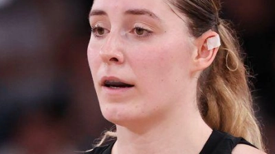 Das WNBA-Duo Leonie Fiebich und Luisa Geiselsöder (r) hat Deutschland bei der EM auf Platz fünf geführt. (Foto: Christian Charisius/dpa)