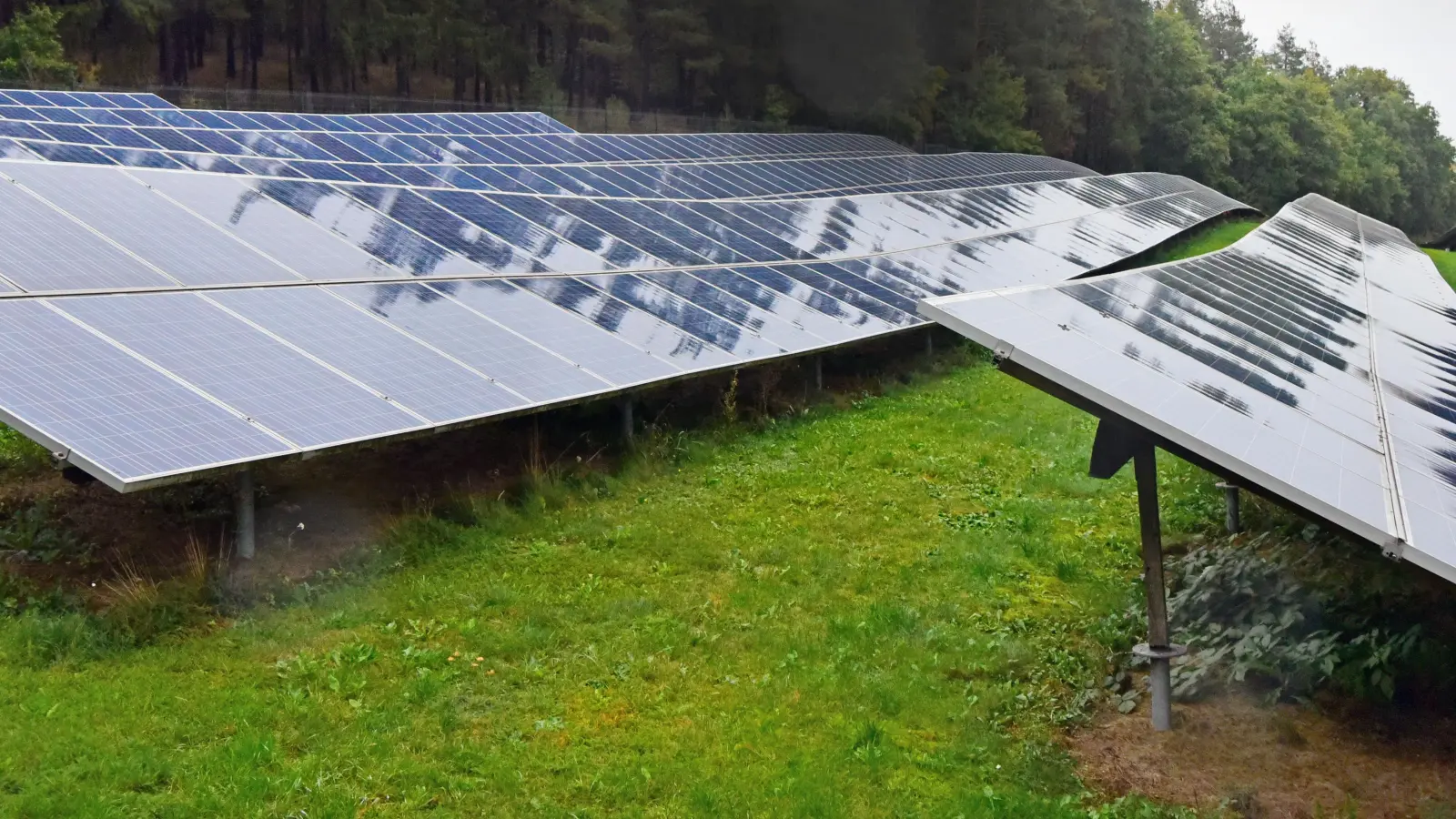 Die verbaute Technik an Solaranlagen wird immer wieder zur Beute von Dieben - wie jetzt bei Schopfloch. (Symbolbild: Jim Albright)