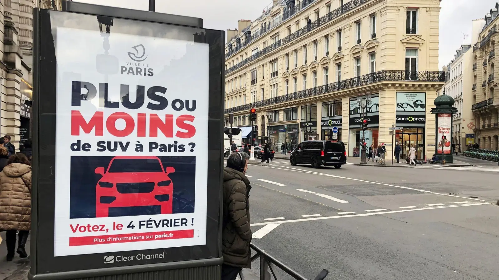 Auf einer Werbetafel informiert die Stadt Paris über eine Bürgerbefragung zu erhöhten Parkgebühren für SUV. (Foto: Michael Evers/dpa)