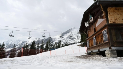 Eine Apress-Ski Hütte hat im Skigebiet schon geschlossen. (Foto: Angelika Warmuth/dpa)
