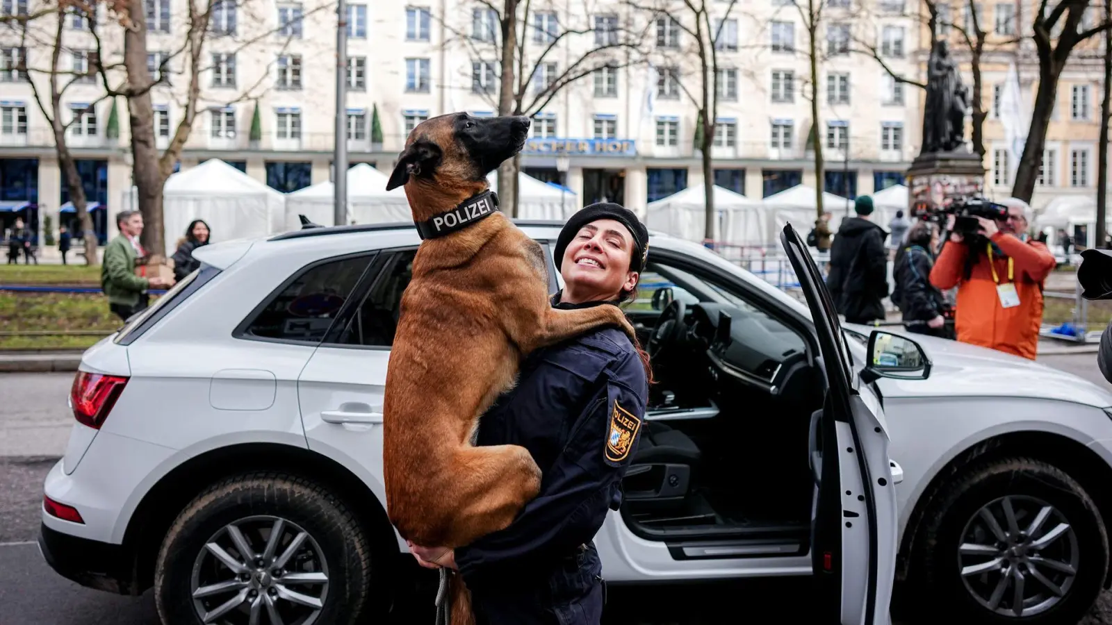 Polizeihund „Luna“ wird bei einem Medientermin bei der 62. Münchner Sicherheitskonferenz (MSC) vor dem Hotel Bayrischer Hof fotografiert und gefilmt. (Foto: Kay Nietfeld/dpa)