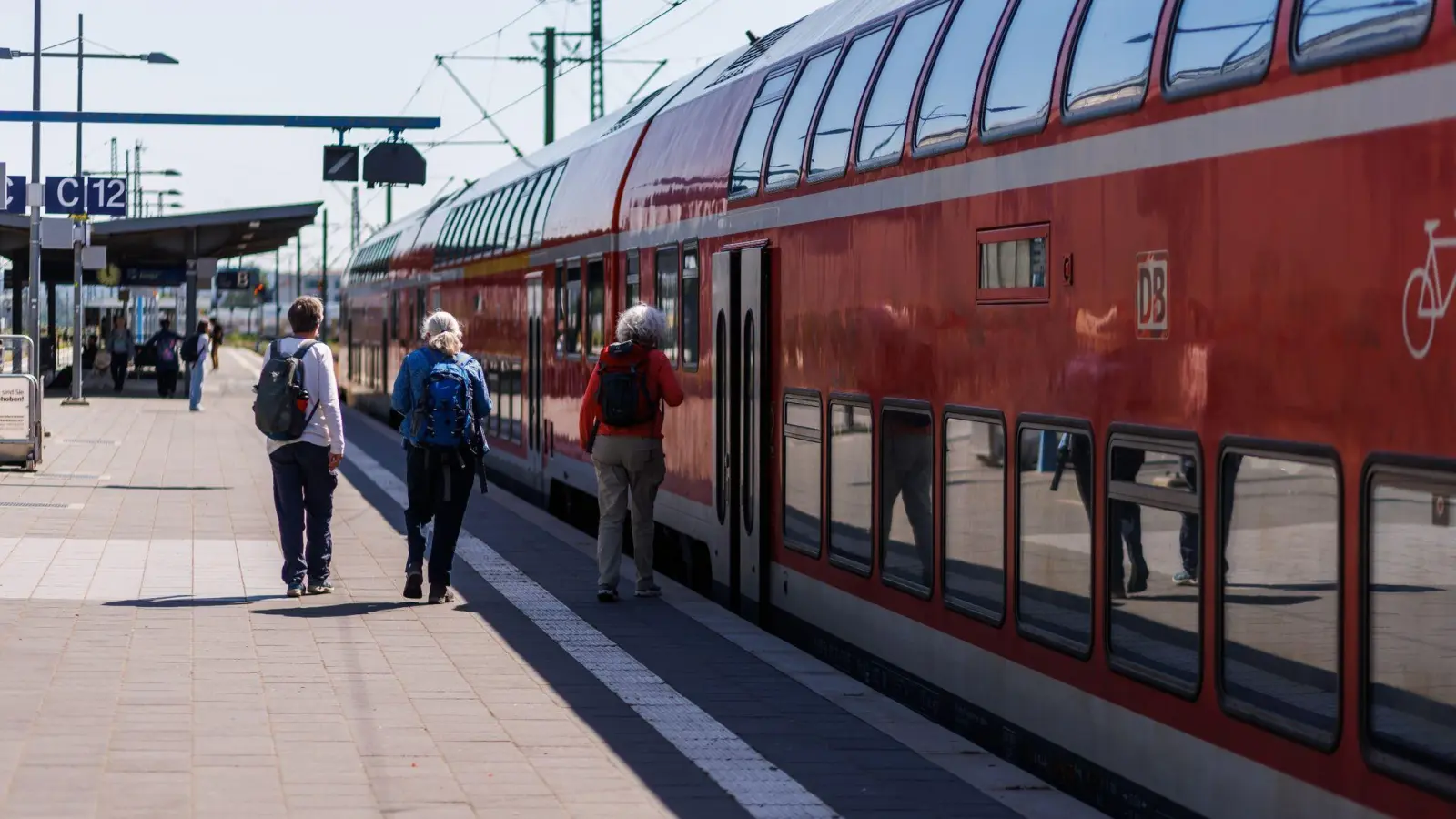 Reisende gsteigen in Karlsruhe in einen Regionalexpress (RE) der Deutschen Bahn. Ab September schlägt eine solche Fahrt wieder mehr zu Buche. (Foto: Philipp von Ditfurth/dpa)