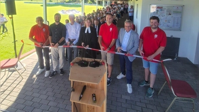 Zahlreiche Gäste waren zur Einweihung des neuen Mehrzweckraumes gekommen. (Foto: SV Segringen/Stefanie Maier)