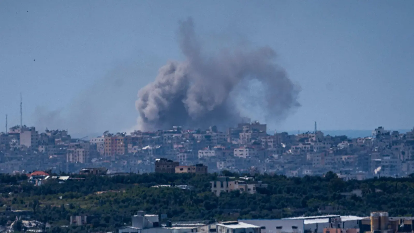 Die Angriffe der israelischen Armee auf den Gazastreifen laufen weiter. (Foto: Ariel Schalit/AP/dpa)