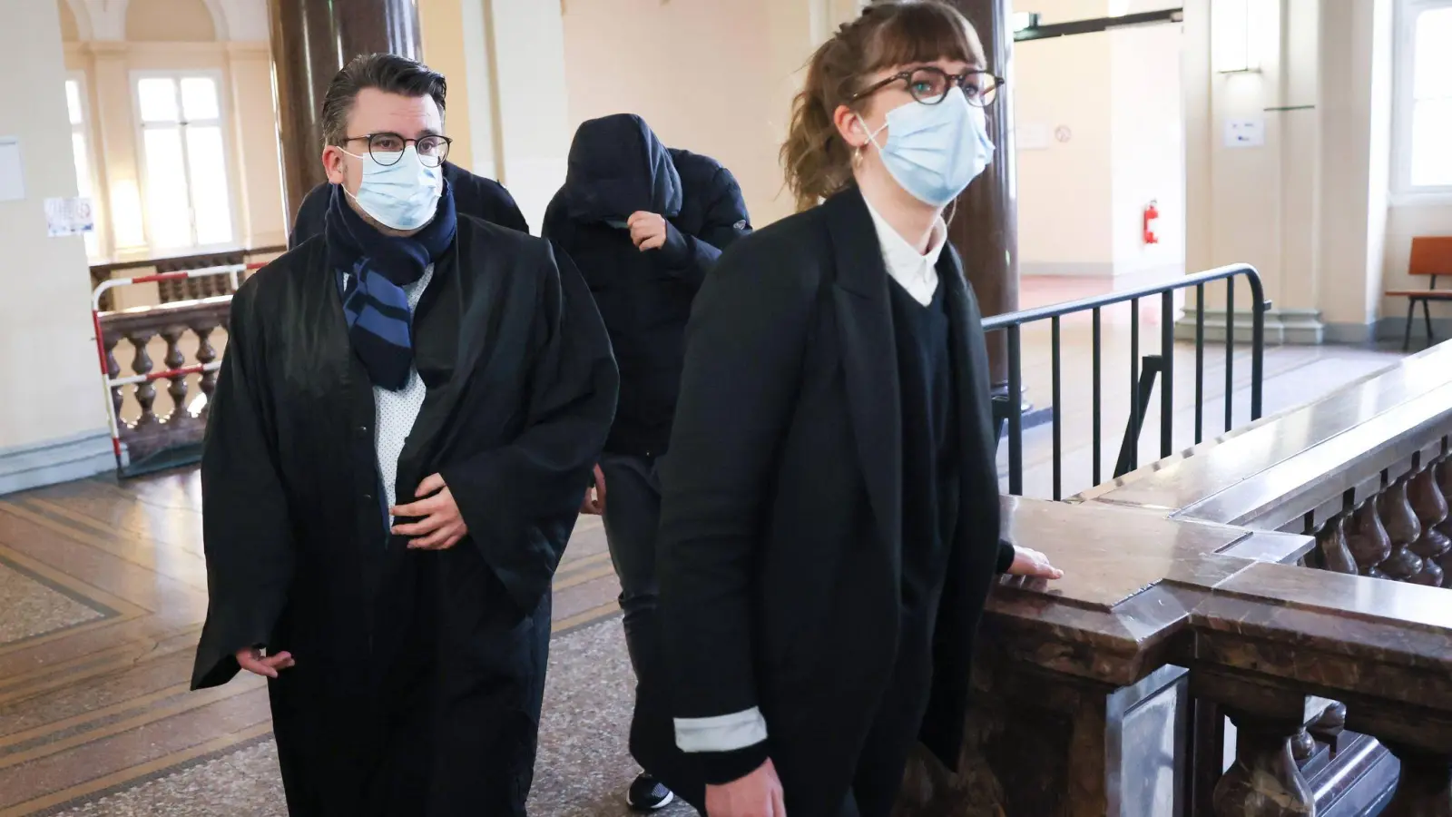 Der Angeklagte wird vor Beginn eines Prozesses von seinen Anwälten in den  Sitzungssaal begleitet. (Foto: Christian Charisius/dpa)