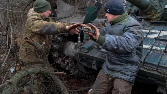 Soldaten der Volksmiliz der von Russland kontrollierten Region Donezk. reparieren einen T-72-Panzer. (Foto: Alexei Alexandrov/AP/dpa)