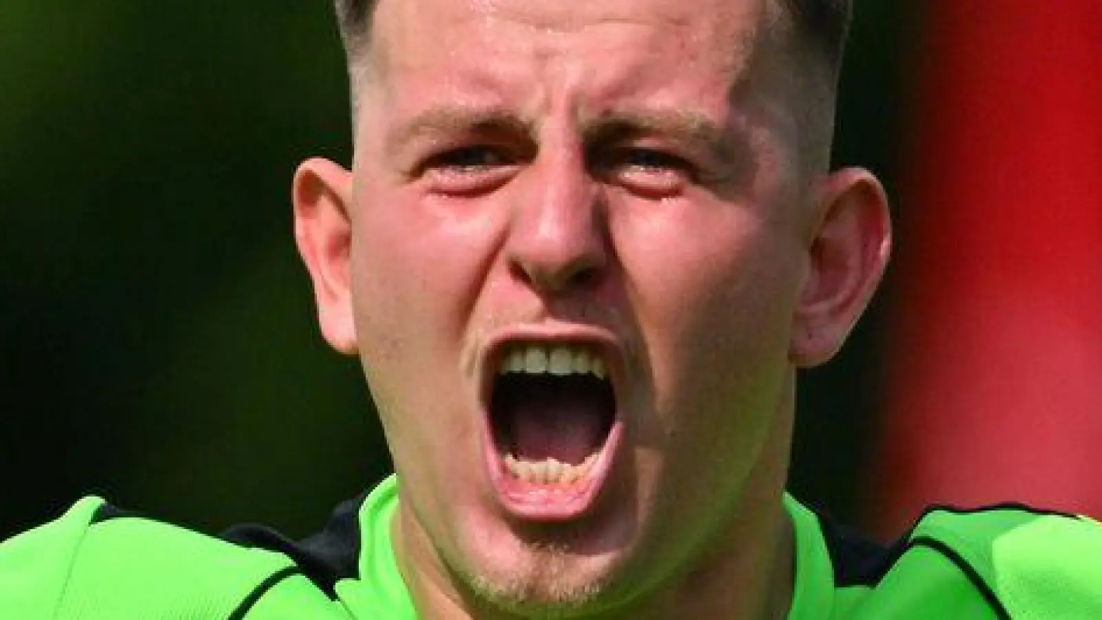 Der Mann des Tages: Illertissens Torwart Michel Witte hält zwei Elfmeter. (Foto: Jan-Philipp Strobel/dpa)