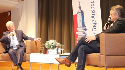 Altbundespräsident Joachim Gauck (links) tauschte sich auf der Bühne mit Moderator Klaus Seeger aus. (Foto: Oliver Herbst)