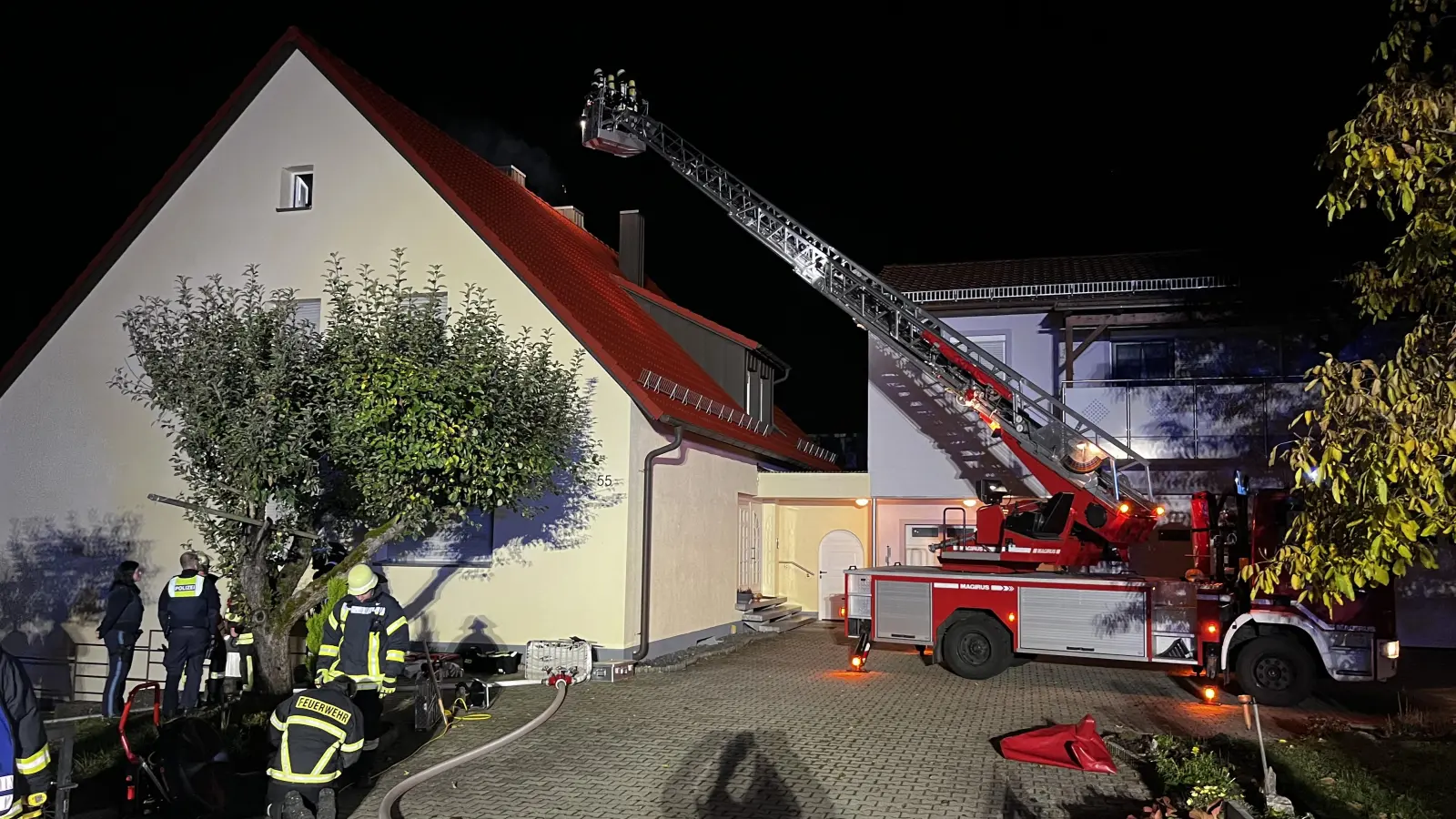 Weil Funken aus dem Schornstein flogen, wurde die Feuerwehr nach Bechhofen gerufen.  (Foto: Johannes Flierl)