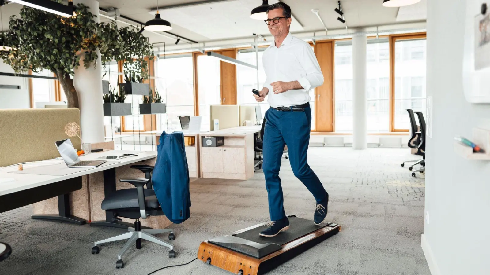 Mal eben 1000 Schritte sammeln: Wer ein Walking Pad nutzt, kann Büroarbeit und Bewegung miteinander verbinden. (Foto: Joseffson/Westend61/dpa-tmn)