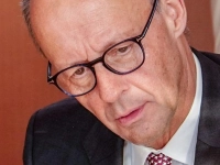 Kanzler Merz läutet die Glocke zur Kabinettssitzung  – und bekommt Glückwünsche zum 70. (Foto: Kay Nietfeld/dpa)