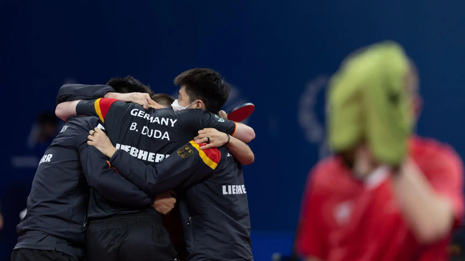 Die deutschen Tischtennisspieler feiern den Einzug ins WM-Halbfinale. (Foto: Jiang Hongjing/XinHua/dpa)
