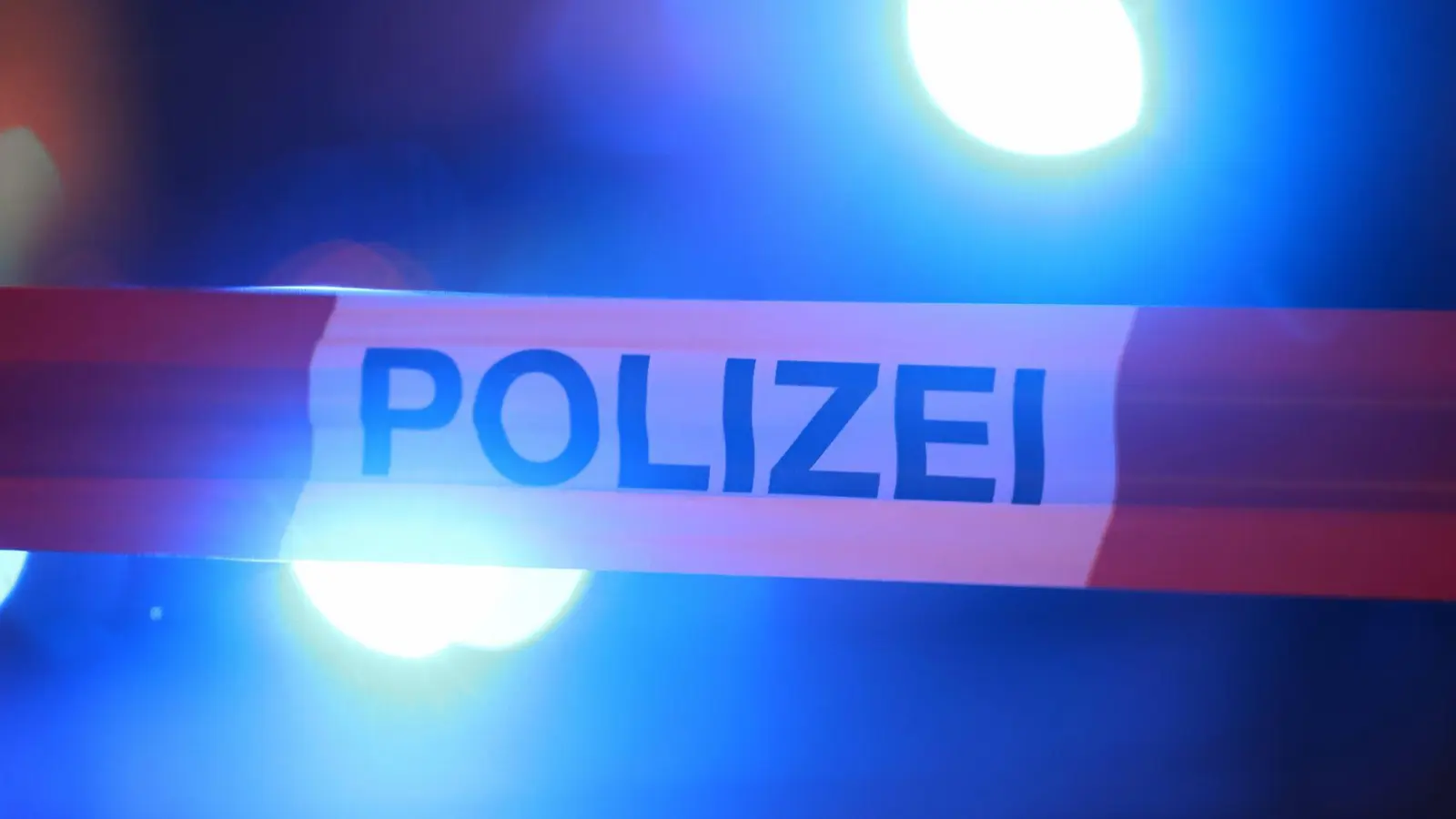 Der Mann musste von der Feuerwehr aus seinem Fahrzeug befreit werden. (Symbolbild) (Foto: David Young/dpa)