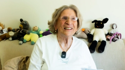 Lina Glatz freut sich über die Glückwunschschreiben zu ihrem 106. Geburtstag. (Foto: Evi Lemberger)