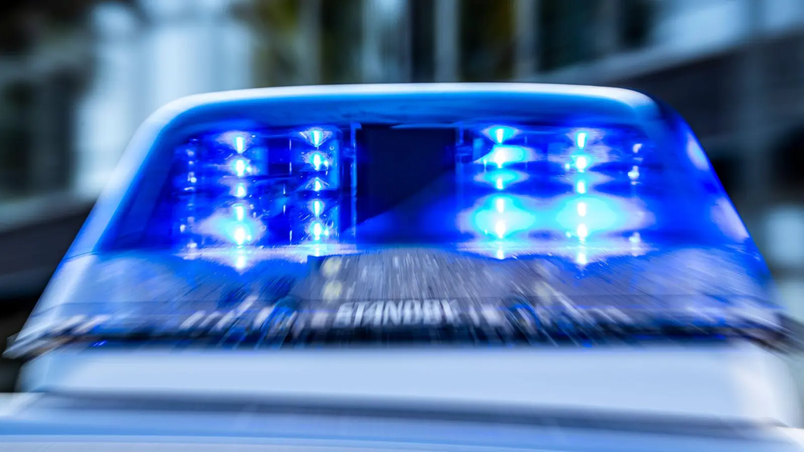 Die Polizei Ansbach beobachtete einen Mann beim Zünden einer Bengalo-Fackel. (Symbolbild: David Inderlied/dpa)