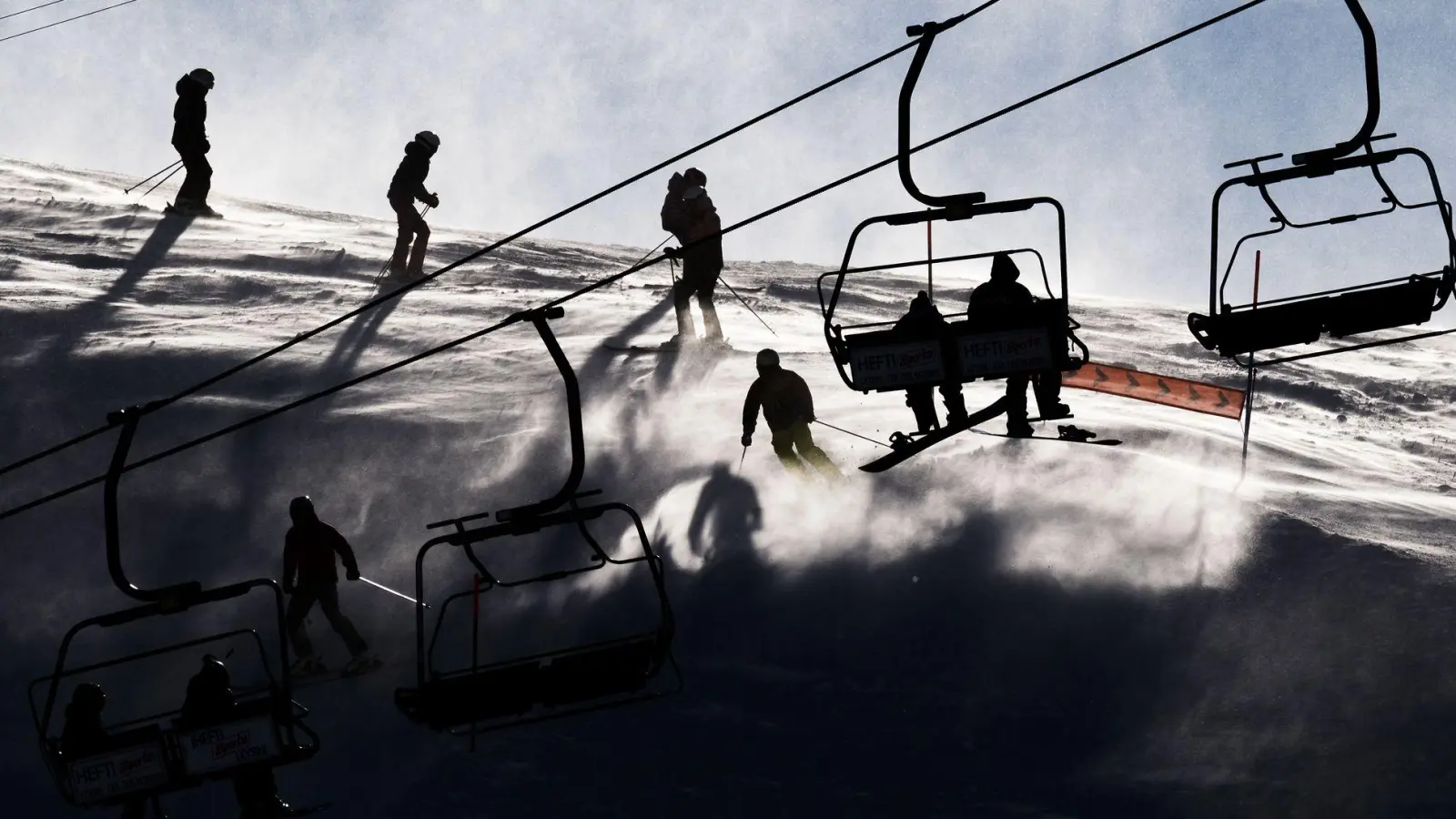 Auf Skipisten in Österreich und der Schweiz sind am Wochenende erneut mehrere Freizeitsportler verunglückt. (Foto: Jean-Christophe Bott/KEYSTONE/dpa)