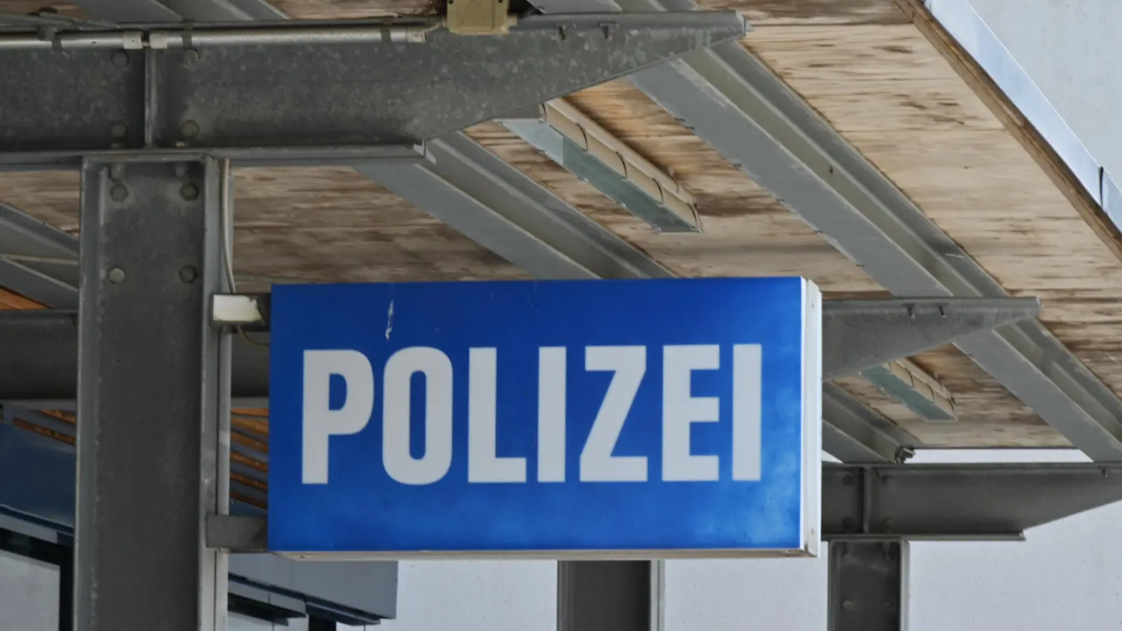 Die Ansbacher Verkehrspolizei spürte einen 61-jährigen Lkw-Fahrer auf, der mit gesundheitlichen Problemen einen Sattelzug lenkte.  (Symbolbild: Manfred Blendinger)